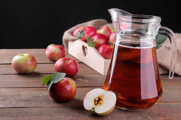 Apple Juice Jug Next Fresh Red Apples Brown Wooden Table — Stock Photo, Image