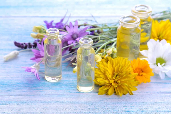 Bouquet Diverses Fleurs Sauvages Bouteilles Huile Essentielle Sur Une Table — Photo