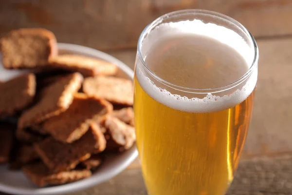 Copo Cerveja Leve Close Lanches Fundo Uma Mesa Marrom Madeira — Fotografia de Stock
