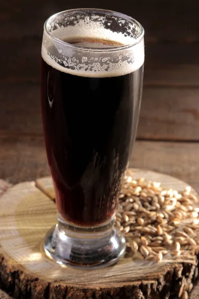Copo Cerveja Escura Suporte Madeira Com Grãos Cevada Uma Mesa — Fotografia de Stock
