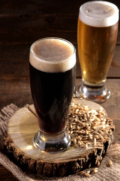 Ein Glas Dunkles Und Helles Bier Auf Einem Holzständer Mit — Stockfoto