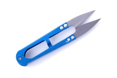 dikiş ve iğne işi beyaz izole zemin üzerinde mavi makas. yukarıdan görüntülemek