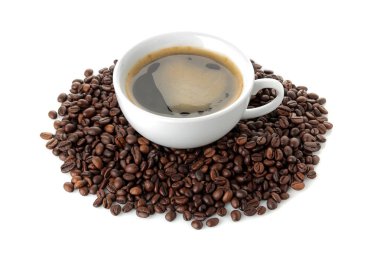 beyaz izole zemin üzerinde beyaz bir fincan kahve çekirdekleri