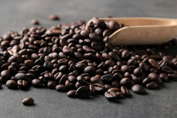 Granos Café Fritos Cerca Cuchara Madera Sobre Fondo Negro —  Fotos de Stock