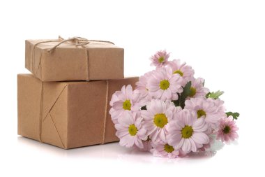 Sonbahar kasımpatı çiçekleri ve hediyeler kraft kağıt beyaz izole arka planda