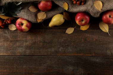 Yazıt için sonbahar düzenleme meyve elma ve armut ve bir yere bir kahverengi ahşap masada sarı sonbahar yaprakları ile. üstten görünüm