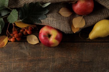 Yazıt için sonbahar düzenleme meyve elma ve armut ve bir yere bir kahverengi ahşap masada sarı sonbahar yaprakları ile. üstten görünüm