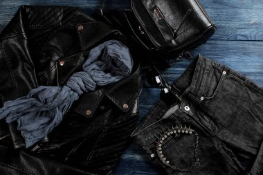 Şık siyah kadın giyim, Bayan moda aksesuarlar, mavi ahşap arka plan üzerinde siyah stil kümesi. düz yatıyordu, en iyi görünümü