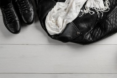 Şık siyah kadın giyim, Bayan moda aksesuarlar, Beyaz ahşap zemin üzerinde siyah stil kümesi. düz yatıyordu, en iyi görünümü