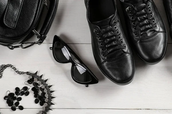 Set Stilvoller Schwarzer Frauenkleidung Damenmodeaccessoires Schwarzer Stil Auf Weißem Holzgrund — Stockfoto