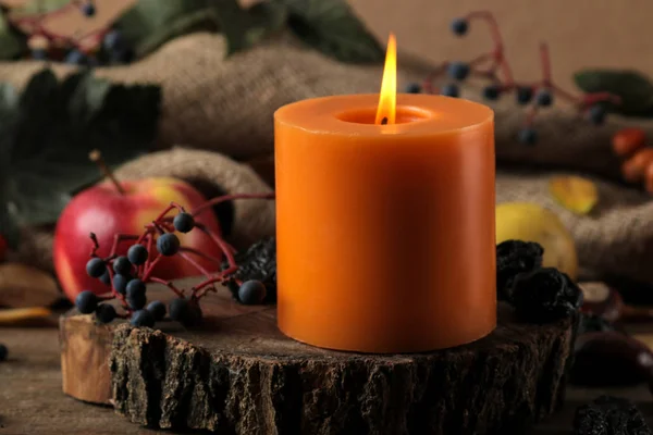 Herbstkomposition Mit Kerzen Und Herbstfrüchten Sowie Beeren Und Kastanien Auf — Stockfoto