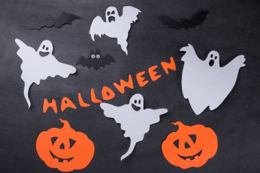 Cadılar Bayramı tatil. Kompozisyon farklı halloween kağıt rakamları ile. yukarıdan görüntüleyin. karanlık bir arka plan üzerinde