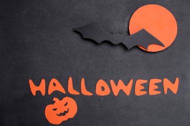 Cadılar Bayramı tatil. Kompozisyon farklı halloween kağıt rakamları ile. yukarıdan görüntüleyin. karanlık bir arka plan üzerinde