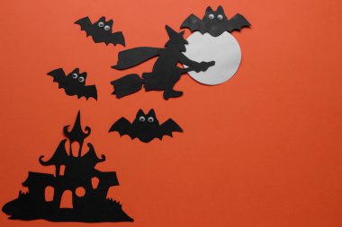 Cadılar Bayramı tatil. Kompozisyon farklı halloween kağıt rakamları ile. yukarıdan görüntüleyin. turuncu zemin üzerine