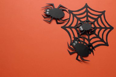 Cadılar Bayramı tatil. Kompozisyon farklı halloween kağıt rakamları ile. yukarıdan görüntüleyin. turuncu zemin üzerine