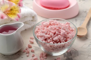 Deniz tuzu, yağlar ve bir havlu ile Spa kompozisyon. Spa kavramı. hafif bir arka plan üzerinde