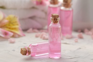 Kozmetik aroma yağları closeup ile Spa kompozisyon. Spa kavramı. hafif bir arka plan üzerinde.