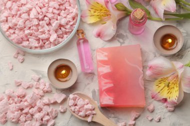 El yapımı sabun, aroma yağları ve deniz tuzu ile Spa kompozisyon. Spa kavramı. hafif bir arka plan üzerinde. üstten görünüm