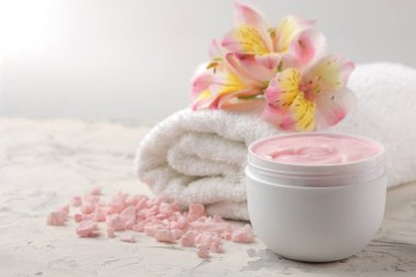 Sabun, havlu ve vücut Spa kompozisyonu fırçalayın. Spa kavramı. hafif bir arka plan üzerinde.