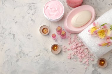Spa kompozisyon deniz tuzu, aroma yağları, havlu ve sabun ve vücut scrubs. Spa kavramı. hafif bir arka plan üzerinde. yazıt yeri olan üstten görünüm