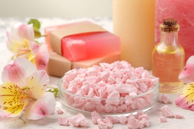 Deniz tuzu, aroma yağları ve el yapımı sabun çiçek ile Spa kompozisyonu. Spa kavramı. hafif bir arka plan üzerinde.