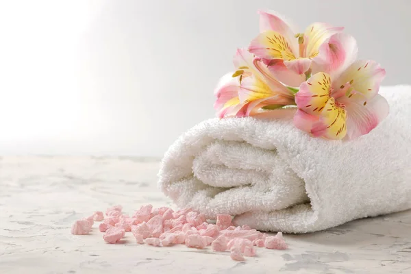 Samenstelling Van Spa Met Een Handdoek Zeezout Bloemen Spa Concept — Stockfoto