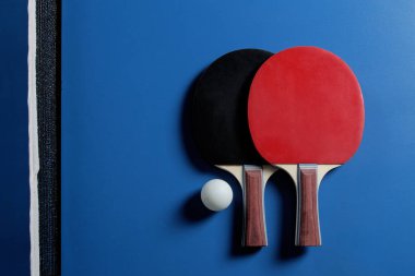 Ping pong. Masa Tenisi raket ve top bir mavi tenis tabloda aksesuarlar. Spor. Spor oyunu.