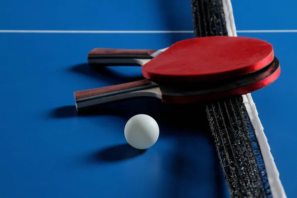 乒乓球 乒乓球球拍和球在蓝色网球桌上的配件 运动游戏 — 图库照片