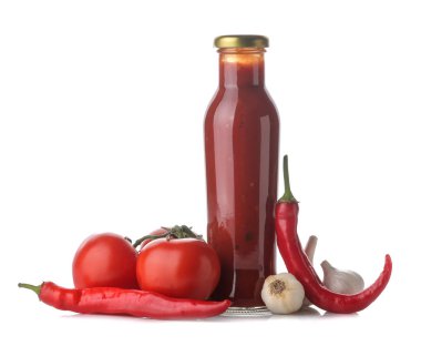 Bir şişe ve taze malzemeler, domates, biber ve sarımsak beyaz izole zemin üzerine kırmızı sos. Domates sosu. Ketçap