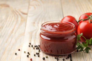 Bir kavanoz tatlı taze domates doğal ahşap bir masa üzerinde kırmızı sos. yazıt ile alan