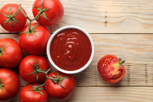 Red Sauce Bowl Fresh Ingredients Tomatoes Natural Wooden Table View — Stock Photo, Image