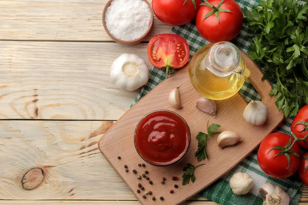 Salsa Roja Bol Con Ingredientes Frescos Tomates Ajo Aceite Especias — Foto de Stock