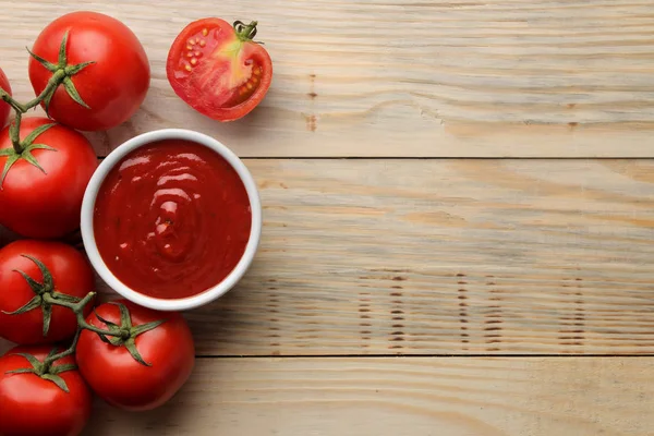Red Sauce Bowl Fresh Ingredients Tomatoes Natural Wooden Table View — Stock Photo, Image