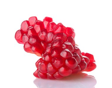 Nar meyve kırmızı taneleri. Nar merkezi beyaz izole arka planda