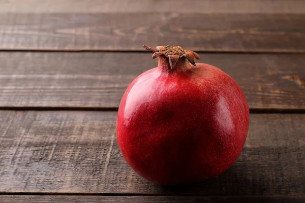 Μεγάλο Ώριμο Ρόδι Κόκκινο Φρούτο Ένα Καφετί Ξύλινο Τραπέζι Χώρο — Φωτογραφία Αρχείου