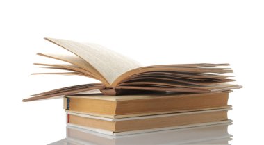 Beyaz izole zemin üzerinde kitap yığını. Eski kitaplar. Eğitim. okul. çalışma