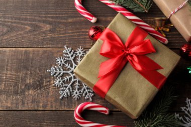 Yeni yıl. Noel. Tatil. Yeni yıl ve Noel hediyeleri kahverengi ahşap zemin üzerinde kompozisyonu. yukarıdan görüntülemek