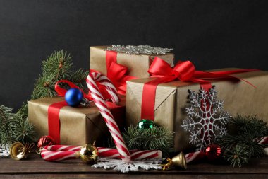 Yeni yıl. Noel. Tatil. Yeni yıl ve Noel hediyeleri kahverengi ahşap zemin üzerinde kompozisyonu