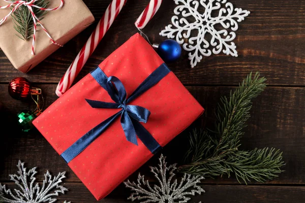 Yeni yıl. Noel. Tatil. Yeni yıl ve Noel hediyeleri kahverengi ahşap zemin üzerinde kompozisyonu. yukarıdan görüntülemek
