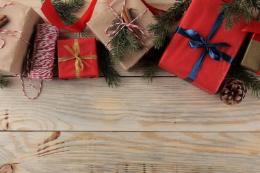 Yeni yıl. Noel. Tatil. Yeni yıl ve Noel hediyeleri kahverengi ahşap zemin üzerinde kompozisyonu. yukarıdan görüntülemek