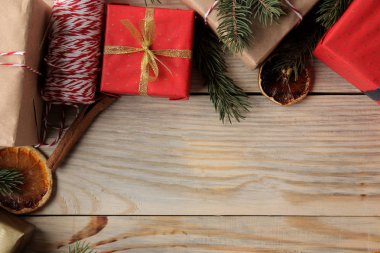 Yeni yıl. Noel. Tatil. Yeni yıl ve Noel hediyeleri kahverengi ahşap zemin üzerinde kompozisyonu. yukarıdan görüntülemek
