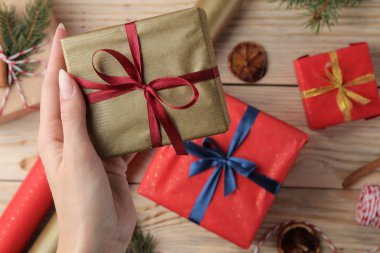 Yeni yıl. Noel. Tatil. Ellerinde yeni yıl ve Noel hediye ile kompozisyon. Tatil için hediye. Yukarıdan görüntülemek