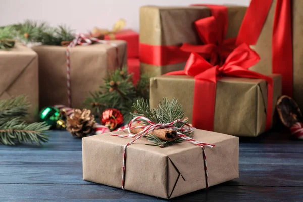 Yeni yıl. Noel. Tatil. Mavi bir arka plan üzerinde yeni yıl ve Noel hediye ile kompozisyon.