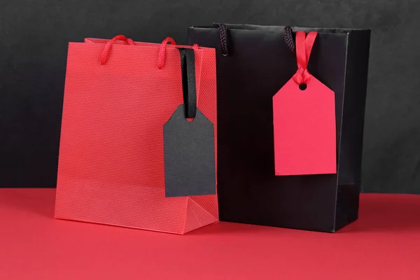 Черная Пятница Покупки Цена Теги Продажи Упаковке Красном Столе Черном — стоковое фото