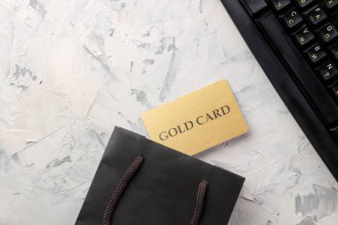 Online alışveriş kavramı. İndirim kartları ve hafif bir arka plan üzerinde alışveriş çantası ile kompozisyon