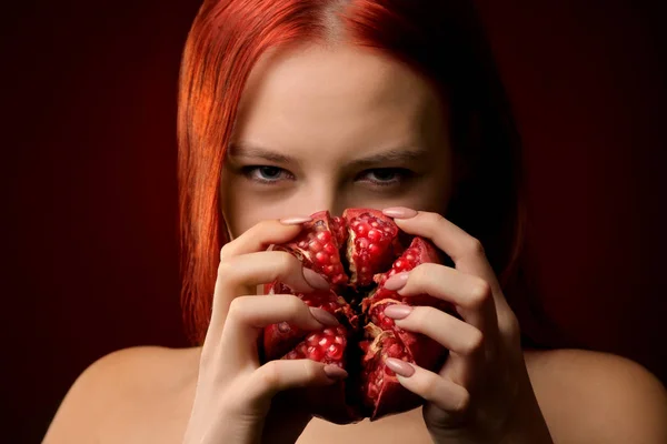 Πορτρέτο Του Ένα Νεαρό Κορίτσι Κόκκινα Μαλλιά Και Ρόδι Φρούτων — Φωτογραφία Αρχείου
