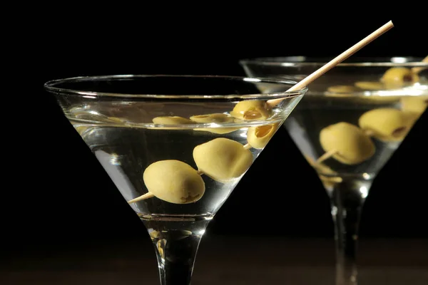 Martini Copo Vinho Com Azeitonas Verdes Espeto Uma Mesa Madeira — Fotografia de Stock