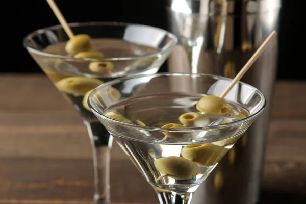 Martini Copo Vinho Com Azeitonas Verdes Espeto Uma Mesa Madeira — Fotografia de Stock