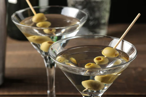 Martini Una Copa Vino Con Aceitunas Verdes Pincho Sobre Una —  Fotos de Stock