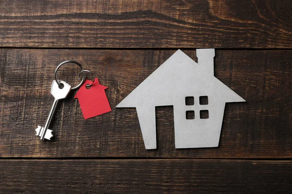 买房的概念 装饰房子 钥匙和钥匙链在蓝色的木桌上 顶视图 — 图库照片